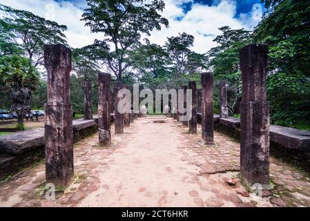 Ancienne ville de Polonnaruwa, piliers de pierre à la salle d'audience du Palais Royal de Parakramabahu, site classé au patrimoine mondial de l'UNESCO, Sri Lanka, Asie Banque D'Images