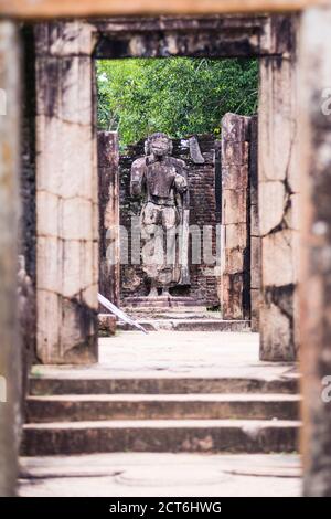 Ville ancienne de Polonnaruwa, statue de Bouddha en pierre à la chambre de relique de la dent (Hatadage) à Polonnaruwa Quadrangle, site du patrimoine mondial de l'UNESCO, Sri Lanka, Asie Banque D'Images