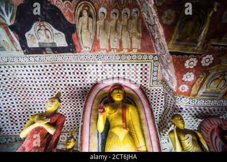 Temples de la grotte de Dambulla, Bouddhas dans la grotte 2 (grotte des grands rois ou temple du grand roi), Dambulla, province centrale, Sri Lanka, Asie Banque D'Images