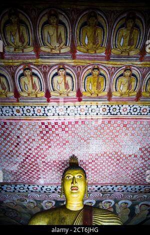 Temples de la grotte de Dambulla, Bouddha et peinture murale dans la grotte 2 (grotte des grands rois), site classé au patrimoine mondial de l'UNESCO, Dambulla, Sri Lanka, Asie Banque D'Images