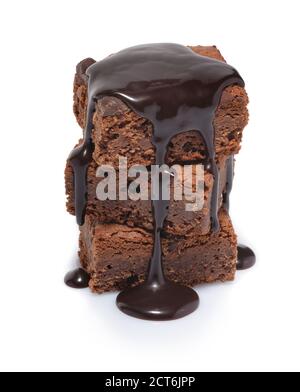 Une pile de trois brownies au chocolat l'une sur l'autre avec une sauce au chocolat. Banque D'Images