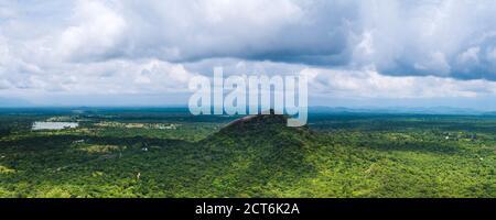 Rocher de Pidurangala, vu depuis le sommet du rocher de Sigiriya, Sri Lanka Banque D'Images