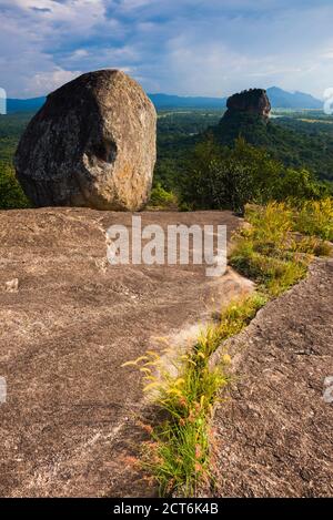 La forteresse du Rocher de Sigiriya, vu de Pidurangala Rock, Site du patrimoine mondial de l'UNESCO, le Sri Lanka, l'Asie Banque D'Images