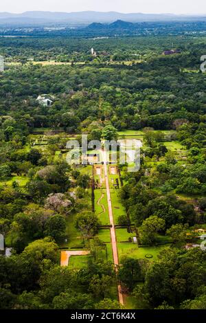 Les jardins royaux à la forteresse du Rocher de Sigiriya, alias Lion Rock, Site du patrimoine mondial de l'UNESCO, le Sri Lanka, l'Asie Banque D'Images