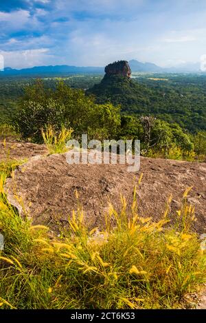 La forteresse du Rocher de Sigiriya, vu de Pidurangala Rock, Site du patrimoine mondial de l'UNESCO, le Sri Lanka, l'Asie Banque D'Images