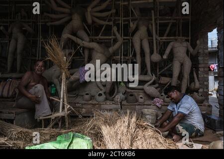 Tehatta, Inde. 20 septembre 2020. L'épidémie de coronavirus touche le plus grand festival de Bengalis Durga Puja. Une petite communauté de potiers vivait à Tehatta. Comme chaque année, cette année aussi, ils ont prévu de faire Durga idol, ces préparations commencent à partir de la fin du mois de mars chaque année. Cette année, ils ont reçu beaucoup moins de commandes ou de réservations en raison de la pandémie COVID-19. De la fabrication de Durga Idol, ils gagnent presque toute l'année. (Photo de Soumyabrata Roy/Pacific Press) crédit: Pacific Press Media production Corp./Alay Live News Banque D'Images