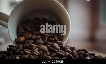 29/5000 grains de café déversés de la tasse Banque D'Images
