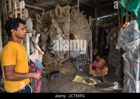 Tehatta, Inde. 20 septembre 2020. L'épidémie de coronavirus touche le plus grand festival de Bengalis Durga Puja. Une petite communauté de potiers vivait à Tehatta. Comme chaque année, cette année aussi, ils ont prévu de faire Durga idol, ces préparations commencent à partir de la fin du mois de mars chaque année. Cette année, ils ont reçu beaucoup moins de commandes ou de réservations en raison de la pandémie COVID-19. De la fabrication de Durga Idol, ils gagnent presque toute l'année. (Photo de Soumyabrata Roy/Pacific Press) crédit: Pacific Press Media production Corp./Alay Live News Banque D'Images