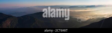 Adams Peak (Sri Pada) au lever du soleil, vue depuis le sommet sur les hauts plateaux du centre de Sri Lanka, en Asie Banque D'Images