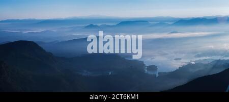 Adams Peak (Sri Pada) au lever du soleil, vue depuis le sommet sur les hauts plateaux du centre de Sri Lanka, en Asie Banque D'Images