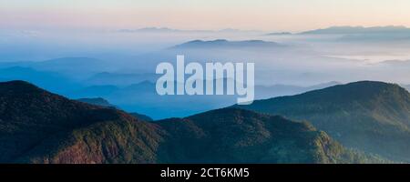 Adams Peak (Sri Pada) voir au lever du soleil, les montagnes dans les hauts plateaux du centre de Sri Lanka, en Asie Banque D'Images