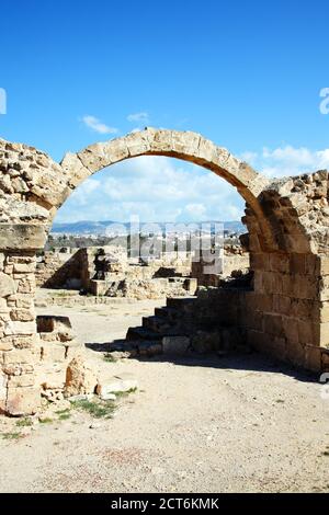 Ruines de Saranda Kolones (quarante colonnes) Château de Frankish construit comme un fort du XIIIe siècle près de Paphos port à Chypre et est un voyage populaire destinatio Banque D'Images