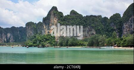 Vue panoramique sur les falaises de calcaire abruptes au-dessus de la plage de Railay West Beach dans la province de Krabi, en Thaïlande Banque D'Images