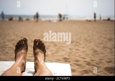 Bains de soleil à Iztuzu Beach, Dalyan, province de Mugla, Turquie, Europe de l'est, arrière-plan avec espace de copie Banque D'Images