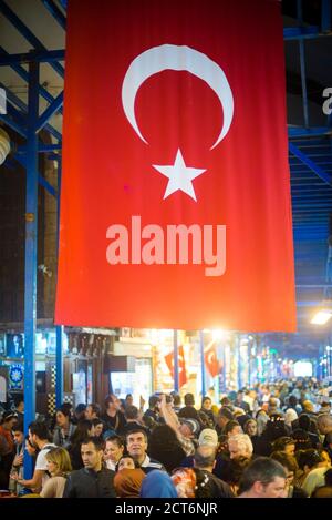 Drapeau turc dans le Grand Bazar, le plus grand marché d'Istanbul, Turquie, Europe de l'est Banque D'Images