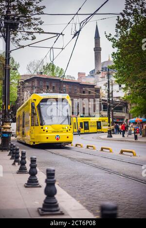 Un tramway sur la ligne de métro T1 (qui fait partie du système de transports publics) avec Sainte-Sophie derrière, Istanbul, Turquie, Europe de l'est Banque D'Images