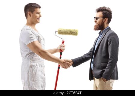 Peintre avec un roller peintre secouant les mains avec une barbu homme isolé sur fond blanc Banque D'Images