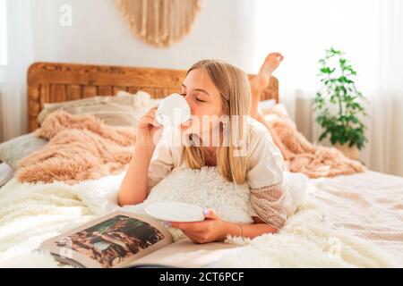 Jeune belle fille ayant détendu le matin au lit. Miracle matin concept Banque D'Images