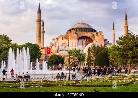 Sainte-Sophie (Aya Sofya) vue depuis le parc et les jardins de la place Sultanahmet, Istanbul, Turquie, Europe de l'est Banque D'Images