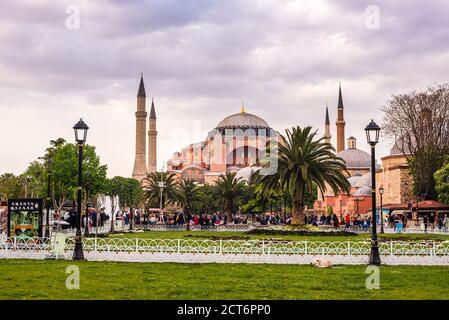 Sainte-Sophie (Aya Sofya) vue depuis le parc et les jardins de la place Sultanahmet, Istanbul, Turquie, Europe de l'est Banque D'Images