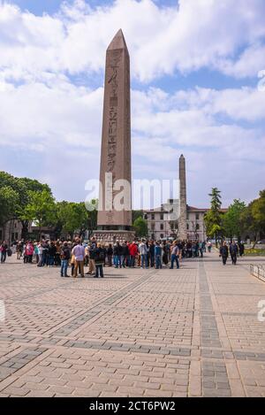 L'Obélisque égyptien et la colonne de Constantine, ruines byzantines sur la place de l'Hippodrome, Istanbul, Turquie, Europe de l'est Banque D'Images