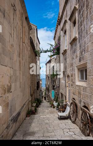 Ruelle de la vieille ville de Korcula, Croatie. Korcula est une ville historique fortifiée sur la côte est protégée de l'île de Korcula Banque D'Images