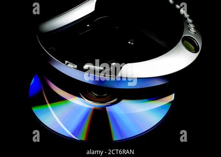 Lecteur de CD et CD isolés sur fond noir Banque D'Images