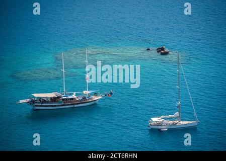 Bateau à voile Gulet dans la baie de Kekova, province d'Antalya, Lycia, Anatolie, Mer méditerranée, Turquie, Europe de l'est Banque D'Images