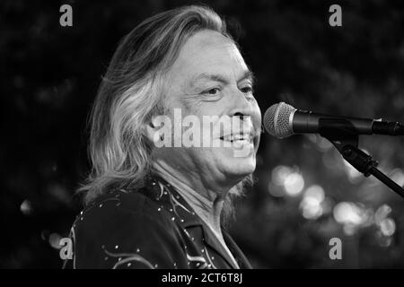 Jim Lauderdale, un pays américain, Bluegrass et Roots chanteur-compositeur, se produit à Santa Fe, au Nouveau-Mexique. Banque D'Images