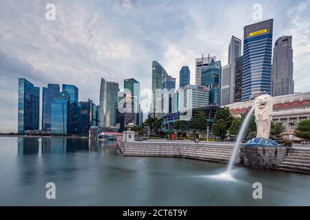 Merlion à Marina Bay au lever du soleil. Bâtiments modernes de haute hauteur dans le quartier des affaires au lever du soleil. Singapour, Singapour - mars 31 2017. Banque D'Images