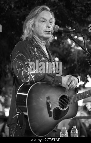 Jim Lauderdale, un pays américain, Bluegrass et Roots chanteur-compositeur, se produit à Santa Fe, au Nouveau-Mexique. Banque D'Images