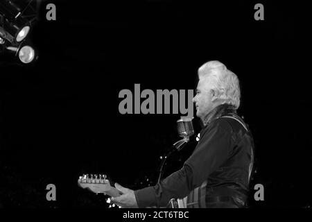 Dale Watson, un chanteur, guitariste et auteur-compositeur américain du Texas, se produit à Santa Fe, au Nouveau-Mexique. Banque D'Images