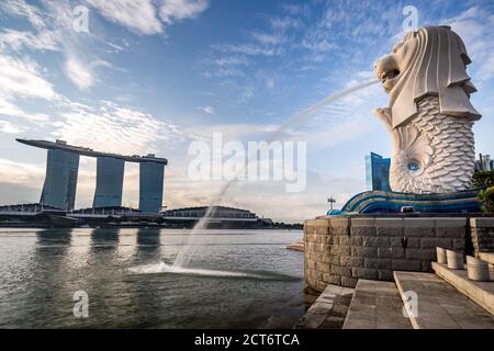 Merlion à Marina Bay au lever du soleil. Bâtiments modernes de haute hauteur dans le quartier des affaires au lever du soleil. Singapour, Singapour - mars 31 2017. Banque D'Images