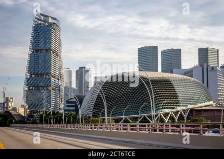 Pont Esplanade et bâtiment haut moderne dans le quartier des affaires au lever du soleil. Singapour - mars 31 2017. Banque D'Images