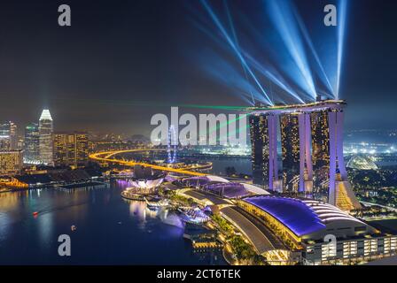 Magnifique spectacle laser à la Marina Bay. Spectacle laser de nuit. Rayons colorés. Singapour - Singapour : mars 31 2017. Banque D'Images