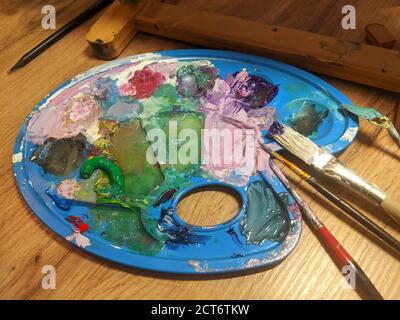 Palette de couleurs artistiques avec peinture à l'huile et pinceaux sur bois tableau Banque D'Images