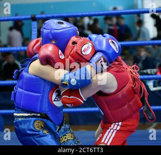 Orenbourg, Russie - 20 octobre 2019 : les garçons se disputent en boxe thaï pour la coupe Orenbourg en boxe thaï Banque D'Images