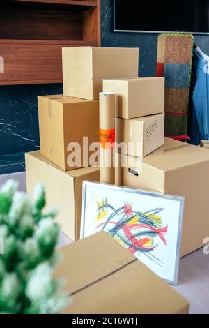 Boîtes mobiles empilées et usine Banque D'Images