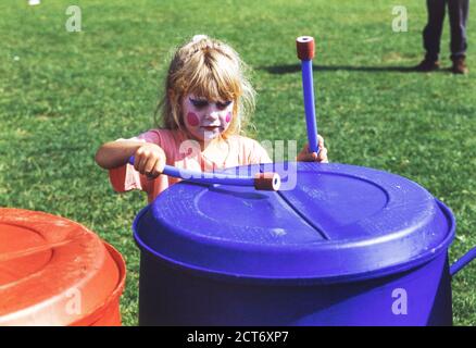 Playday in Ravenscourt Park est un événement annuel mis sur par le London Borough of Hammersmith and Fulham où les enfants peuvent venir et prendre part à une très large gamme d'activités de jeu et d'artisanat. 14 août 1991. Photo: Neil Turner Banque D'Images