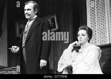 Nicholas Selby (James Larrabee), Barbara Leigh-Hunt (Madge Larrabee) à SHERLOCK HOLMES par Arthur Conan Doyle et William Gillette à la Royal Shakespeare Company (RSC), Aldwych Theatre, Londres WC2 1973 design: Carl Toms réalisateur: Frank Dunlop Banque D'Images