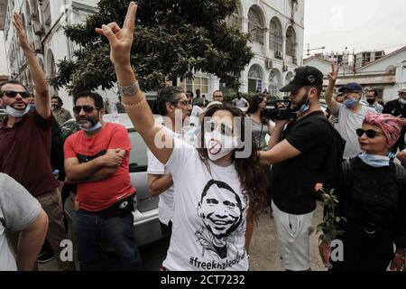 21 septembre 2020, Algérie, Alger : une femme fait clignoter le signe de la victoire lors d'un rassemblement de solidarité avec le journaliste algérien Khaled Drareni à la Maison de presse Tahar Djaout. Drareni, qui est en détention depuis le 29 mars 2020, a été condamné à deux ans de prison lors de son audition d'appel le 15 septembre 2020, après avoir été condamné à trois ans de prison en août pour avoir incité à un rassemblement non armé et mis en danger l'unité nationale, Suite à la couverture des protestations du mouvement Hirak, qui a secoué l'Algérie en 2019 et 2020, pour s'arrêter en mars au milieu du coronavi Banque D'Images