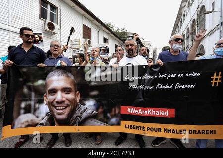 21 septembre 2020, Algérie, Alger: Les gens tiennent une bannière et crient des slogans lors d'un rassemblement en solidarité avec le journaliste algérien Khaled Drareni au Palais de presse de Tahar Djaout. Drareni, qui est en détention depuis le 29 mars 2020, a été condamné à deux ans de prison lors de son audition d'appel le 15 septembre 2020, après avoir été condamné à trois ans de prison en août pour avoir incité à un rassemblement non armé et mis en danger l'unité nationale, Suite à la couverture des protestations du mouvement Hirak, qui a secoué l'Algérie en 2019 et 2020, pour s'arrêter en mars au milieu de la co Banque D'Images