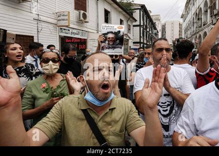 21 septembre 2020, Algérie, Alger: Des gens crient des slogans lors d'un rassemblement en solidarité avec le journaliste algérien Khaled Drareni au bureau de presse de Tahar Djaout. Drareni, qui est en détention depuis le 29 mars 2020, a été condamné à deux ans de prison lors de son audition d'appel le 15 septembre 2020, après avoir été condamné à trois ans de prison en août pour avoir incité à un rassemblement non armé et mis en danger l'unité nationale, Suite à la couverture des protestations du mouvement Hirak, qui a secoué l'Algérie en 2019 et 2020, pour s'arrêter en mars dans le contexte de la pandémie du coronavirus Banque D'Images