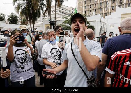 21 septembre 2020, Algérie, Alger: Des gens crient des slogans lors d'un rassemblement en solidarité avec le journaliste algérien Khaled Drareni au bureau de presse de Tahar Djaout. Drareni, qui est en détention depuis le 29 mars 2020, a été condamné à deux ans de prison lors de son audition d'appel le 15 septembre 2020, après avoir été condamné à trois ans de prison en août pour avoir incité à un rassemblement non armé et mis en danger l'unité nationale, Suite à la couverture des protestations du mouvement Hirak, qui a secoué l'Algérie en 2019 et 2020, pour s'arrêter en mars dans le contexte de la pandémie du coronavirus Banque D'Images