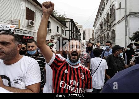21 septembre 2020, Algérie, Alger: Des gens crient des slogans lors d'un rassemblement en solidarité avec le journaliste algérien Khaled Drareni au bureau de presse de Tahar Djaout. Drareni, qui est en détention depuis le 29 mars 2020, a été condamné à deux ans de prison lors de son audition d'appel le 15 septembre 2020, après avoir été condamné à trois ans de prison en août pour avoir incité à un rassemblement non armé et mis en danger l'unité nationale, Suite à la couverture des protestations du mouvement Hirak, qui a secoué l'Algérie en 2019 et 2020, pour s'arrêter en mars dans le contexte de la pandémie du coronavirus Banque D'Images