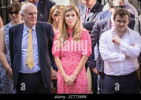 Carrie Symonds, petite amie du nouveau Premier ministre britannique, avec Sir Edward Lister lors du premier discours du premier ministre, Downing Street, Londres, Royaume-Uni Banque D'Images