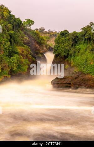 Longue exposition de la cascade de Murchison sur le Nil Victoria au coucher du soleil, en Ouganda. Banque D'Images