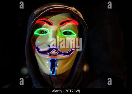 Activiste dans illuminé 'V ou Vendetta' Guy Fawkes masque à million Masks Mars par groupe hacktiviste Anonyme, Guy Fawkes Day, Londres, Royaume-Uni Banque D'Images