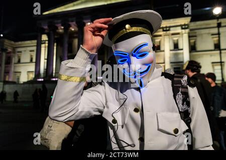 Activiste dans illuminé 'V ou Vendetta' Guy Fawkes masque à million Masks Mars par groupe hacktiviste Anonyme, Guy Fawkes Day, Londres, Royaume-Uni Banque D'Images