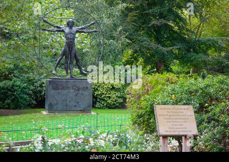 Hommage à Leonardo - une statue en plein air du sculpteur italien Enzo Plazzotta, située sur la place Belgrave dans le centre de Londres, au Royaume-Uni. Banque D'Images